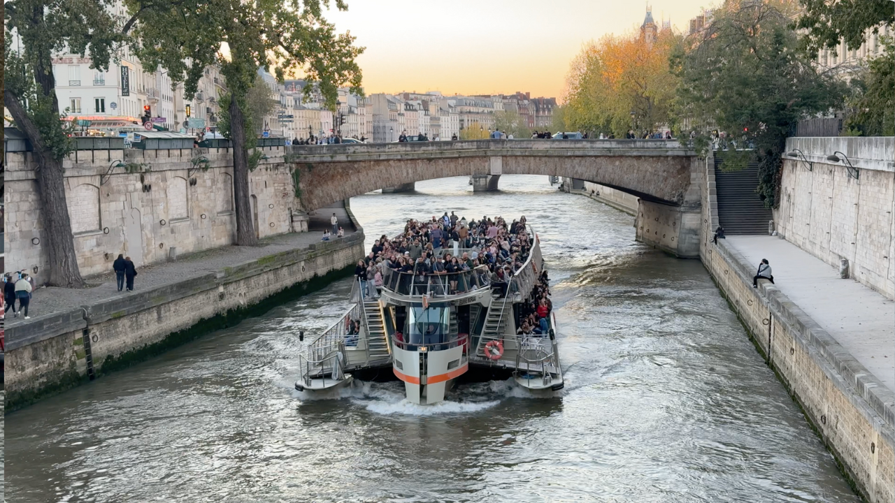 Crucero turístico de París con atardecer.