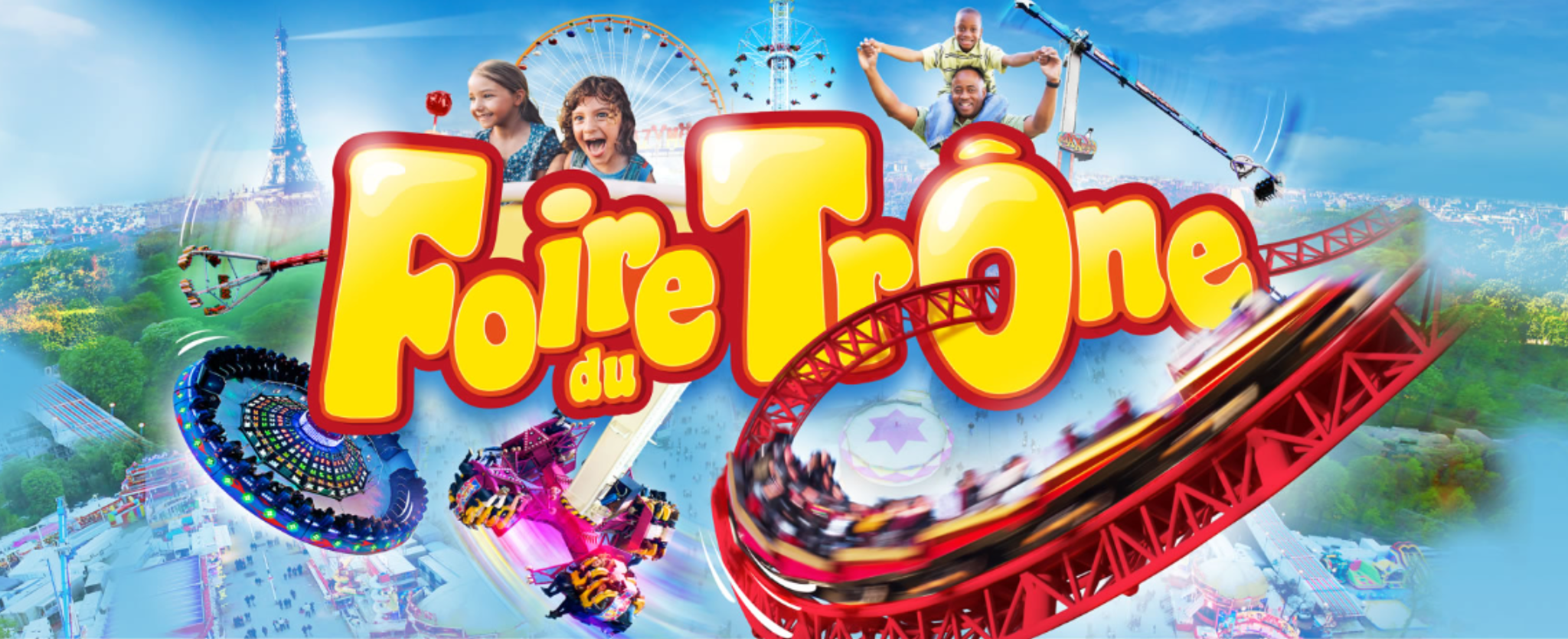 Pareja viendo a la Torre Eiffel.