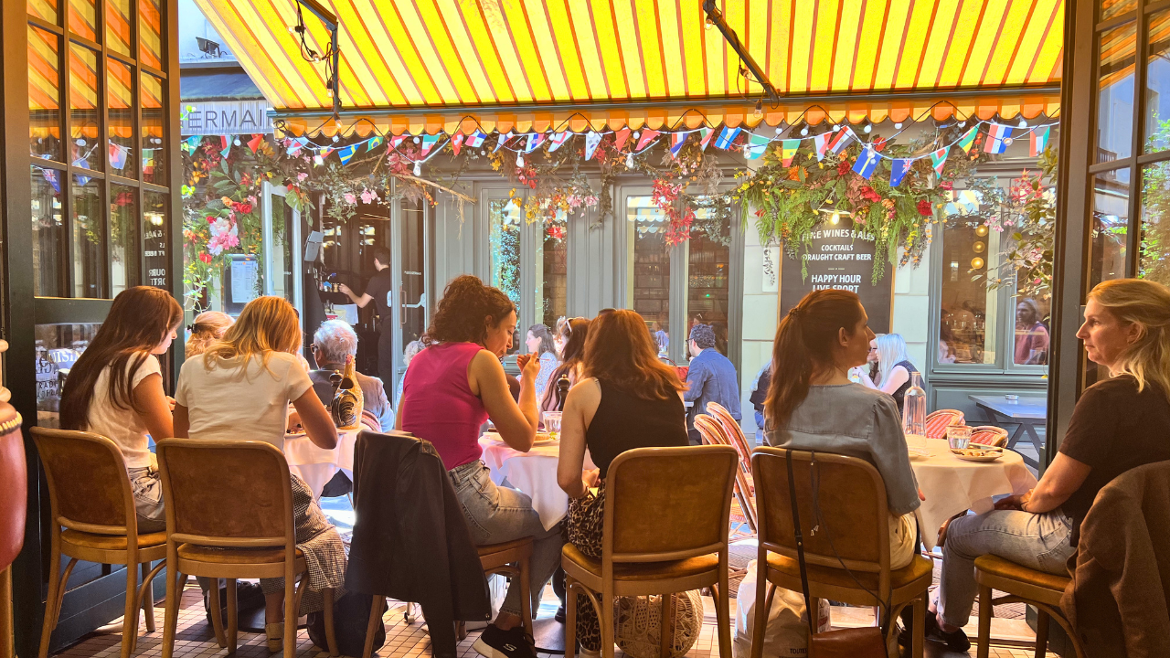 Cena romántica en París 