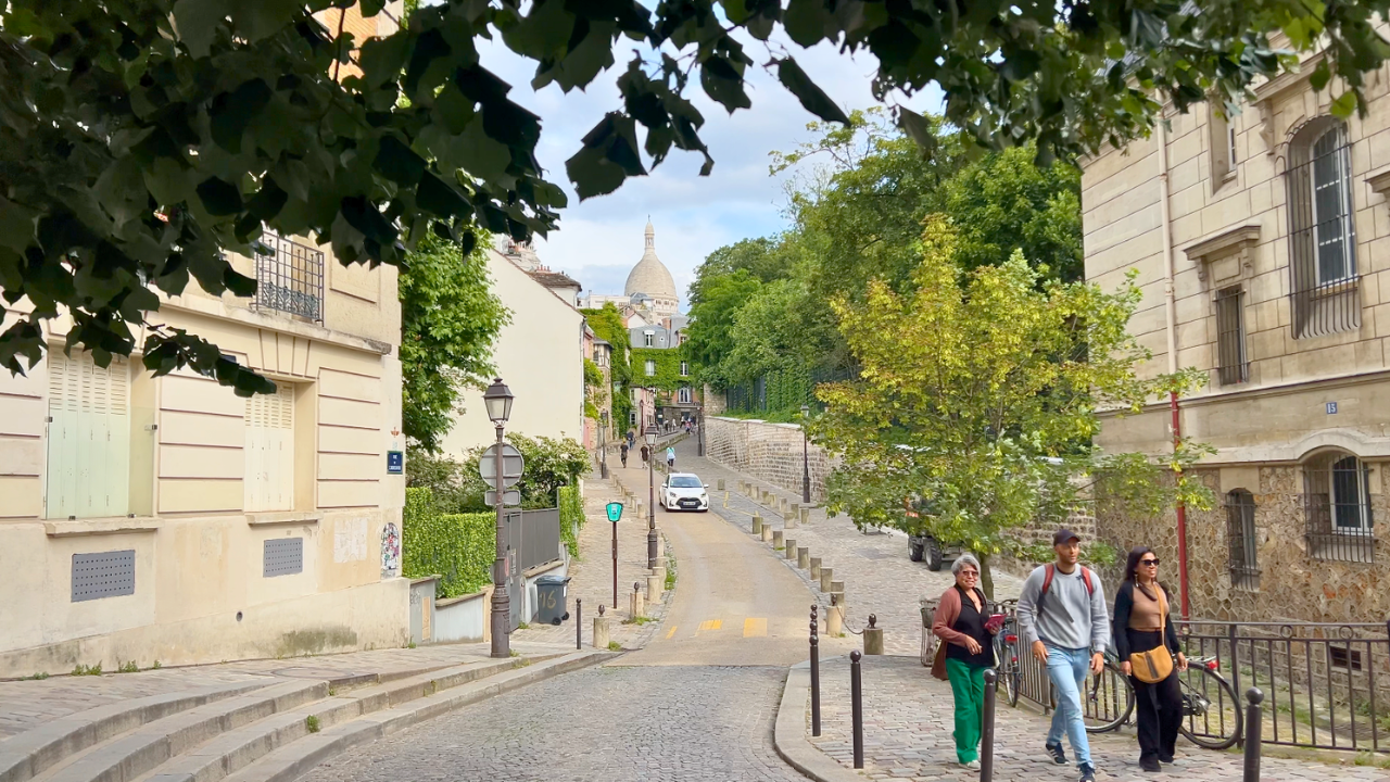 Calle de Montmartre con vista al Sagrado Corazón.