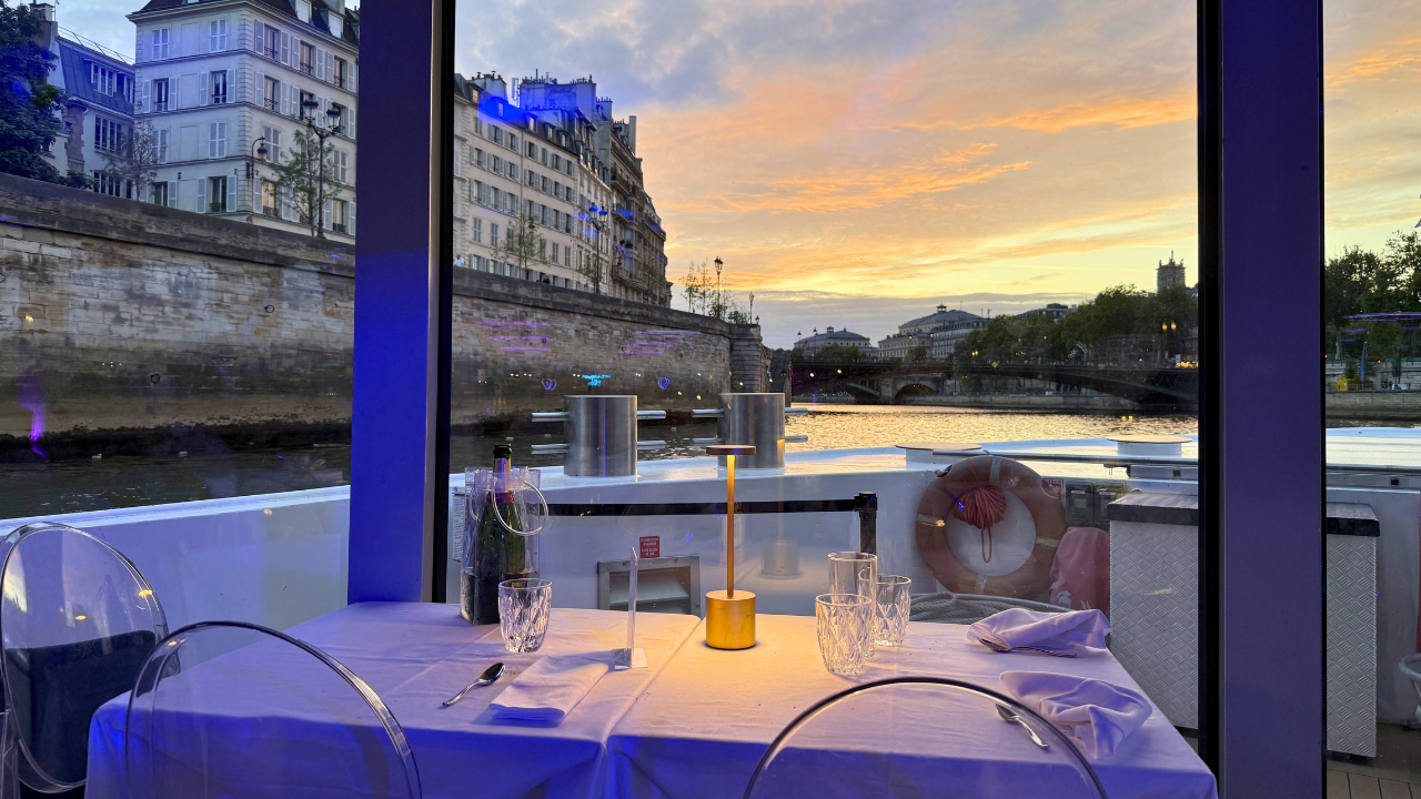 Cena romántica en París 