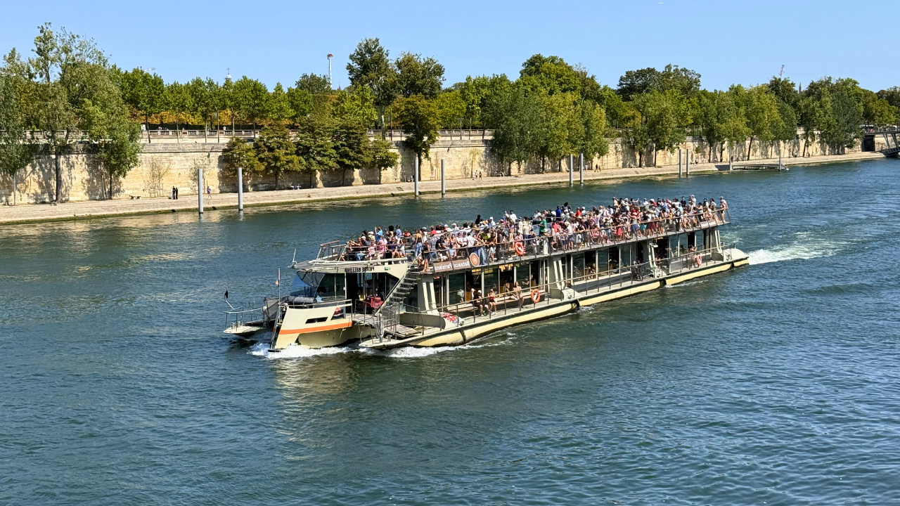 barco por el Sena.