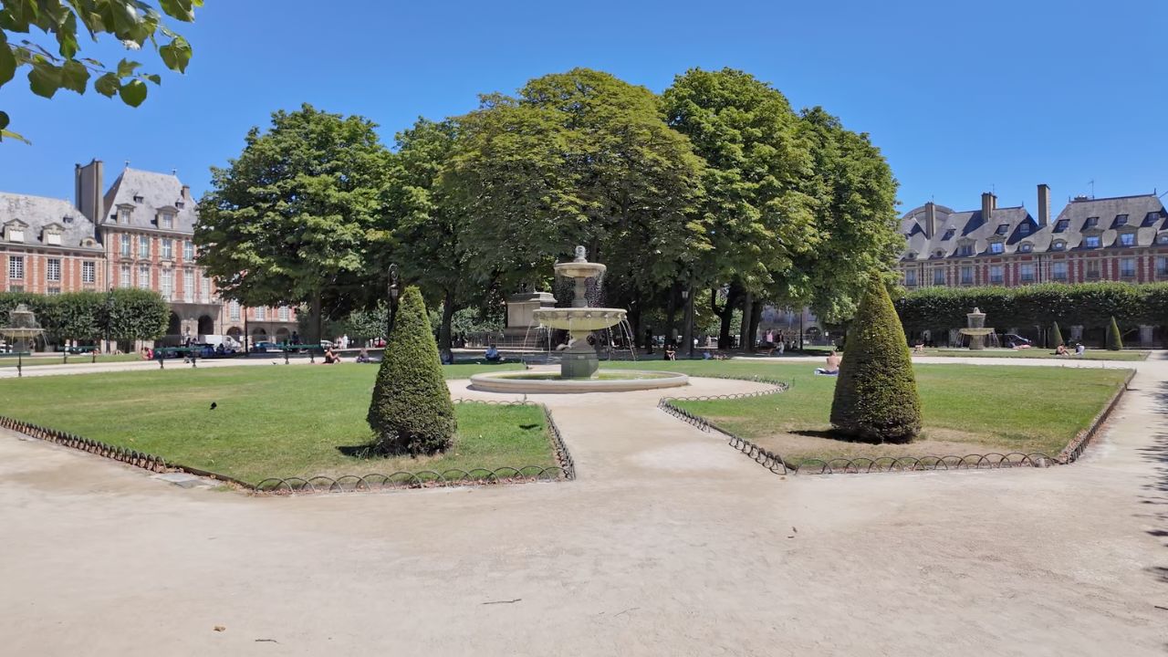 Plaza des Vosges de París.